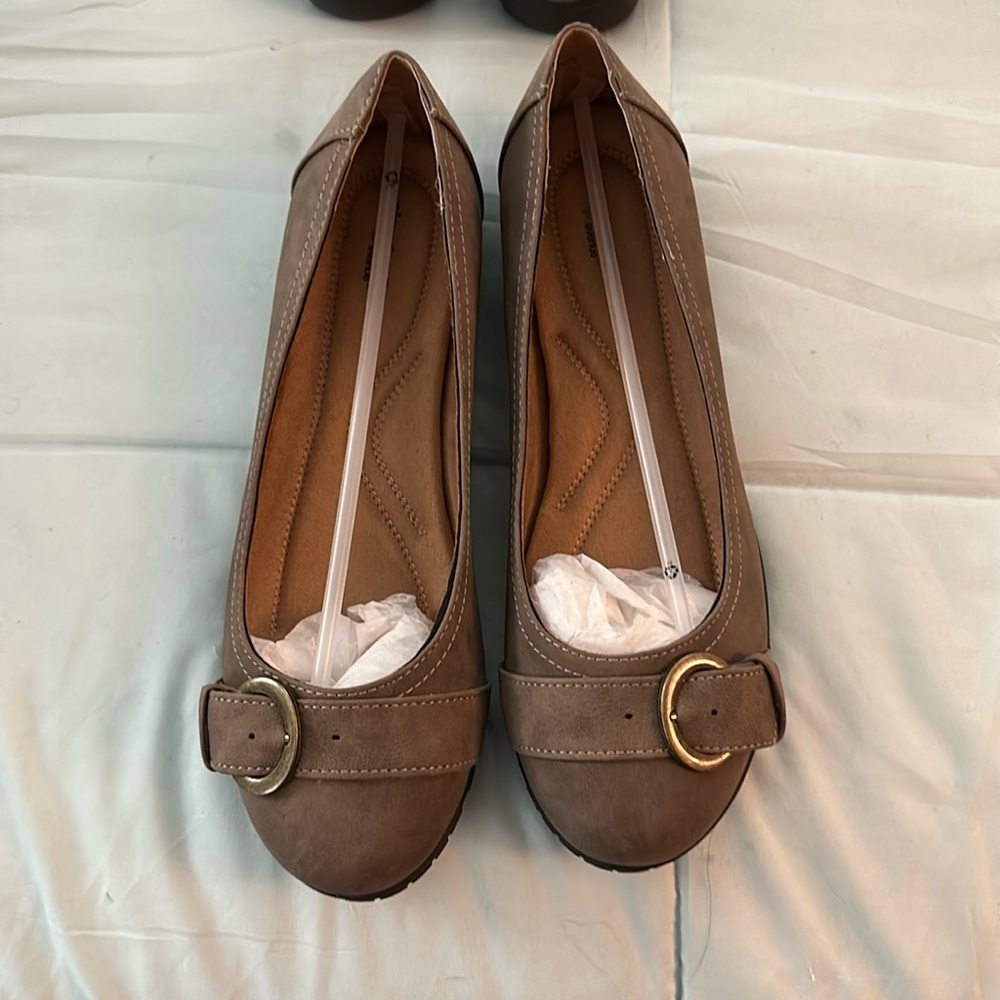 Never been worn Cloudwalker Doria shoes. Women’s 9 1/2 W. From Avenue.